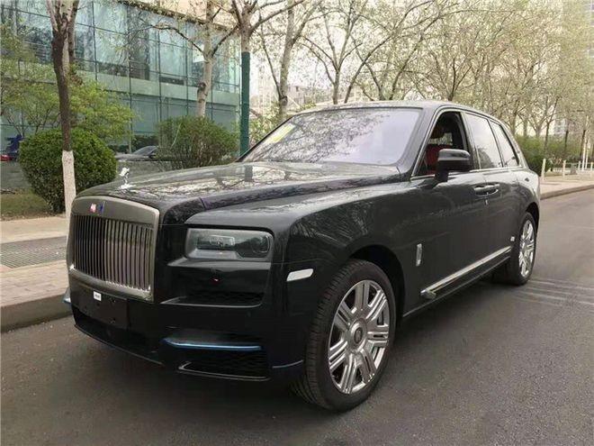 劳斯莱斯库里南bb版车头,侧翼,后进气道处的双r标志变成了黑底银字.