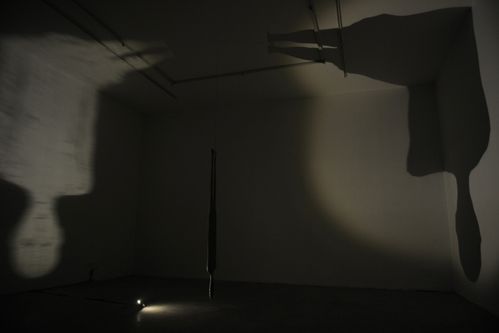 不断旋转的人形镜像在光感中形成循环的晕眩,那些由糖水在镜面所形成