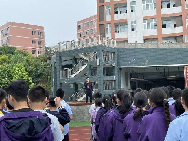 防震常演练,安全在我心——南充市安汉中学开展地震应急模拟演练