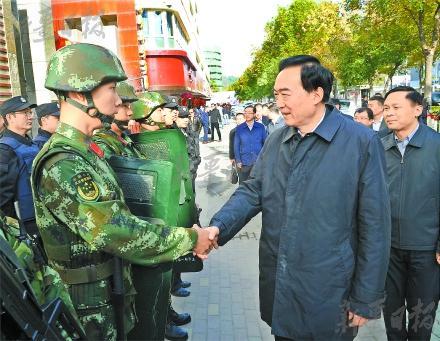 陈全国在乌鲁木齐市看望慰问执勤民警和武警官兵