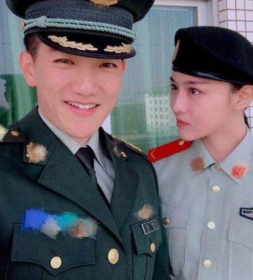 张馨予老公何捷童年照被扒站在街上扭秧歌表情动作喜人