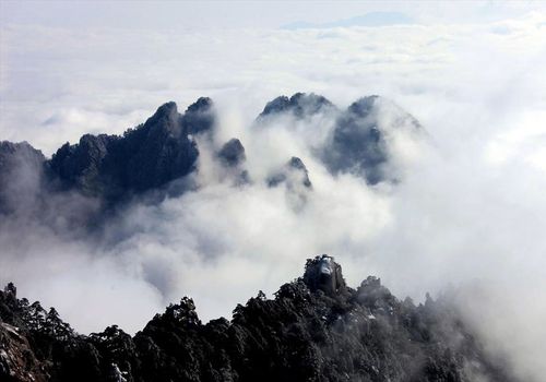 安徽黄山风景区雪后出现云海景观[组图]