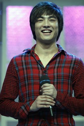 学长刘福洋可是青年舞蹈艺术家!  可爱活泼的壮族女同学