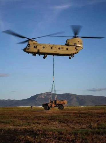 ch-47"支奴干"直升机采用了纵列双旋翼布局,由机头和机尾的两个反转