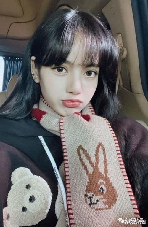 这刘海太美了blackpinklisa嘟嘴卖萌认证粉丝礼物