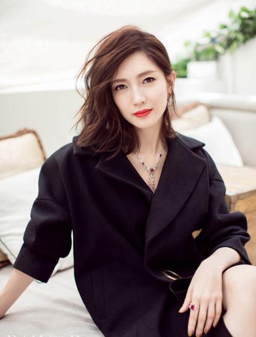 所以她的关注度就不是很高,但剪了短发的江疏影就不同了,整个人的气质