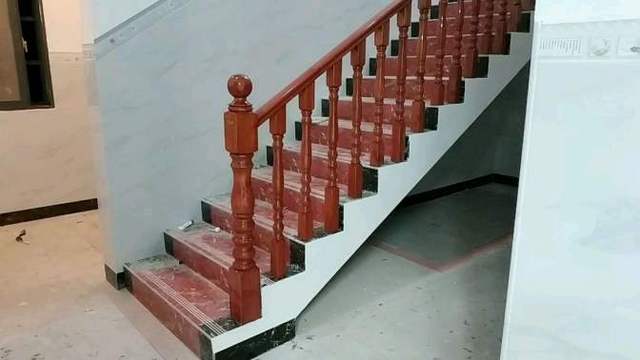 农村越来越多的人选择实木楼梯扶手,因为好看比较有档次又不贵