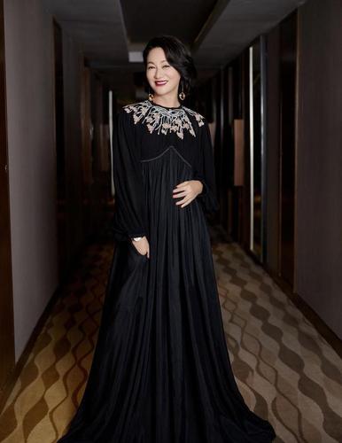 气质好穿啥都好看,惠英红一身红色皮质套装飒爽霸气,稳重大气