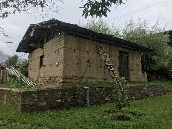 不丹的老房子是土木结构的,木梁架构和厚重的土坯建造的房屋,看起来很
