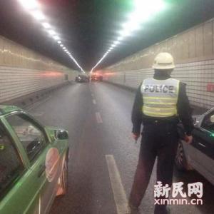 今晨延安东路隧道一车自燃 无人员伤亡(图)