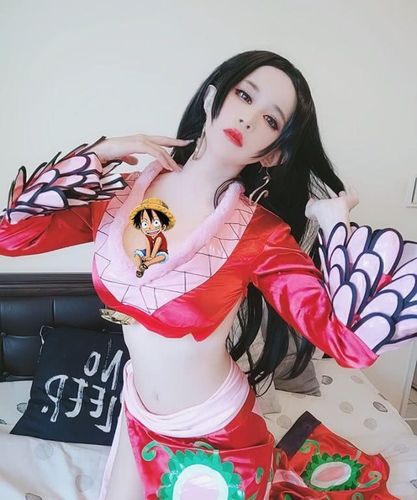 于是我给大家带来了一组非常棒的精品cosplay作品《海贼王》女帝,赶快