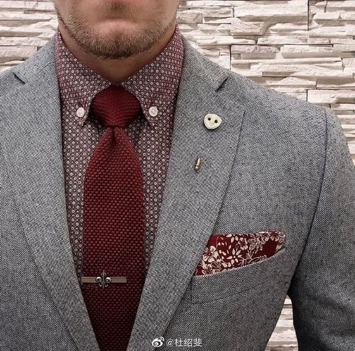 其实领带夹可以让你凌乱的领带多一丝沉稳,领带夹佩戴位置一定不要太