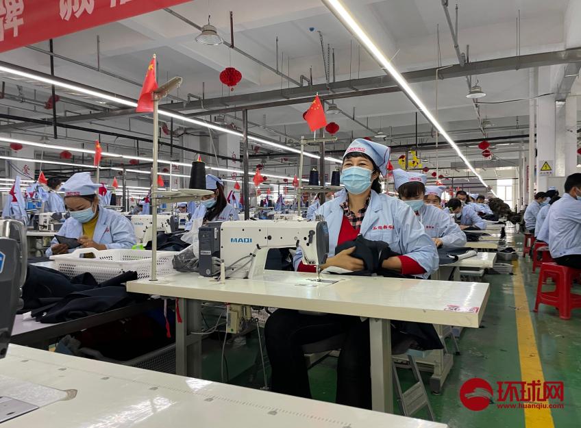 库车石榴籽服饰公司的生产车间工作场景(范凌志/摄)