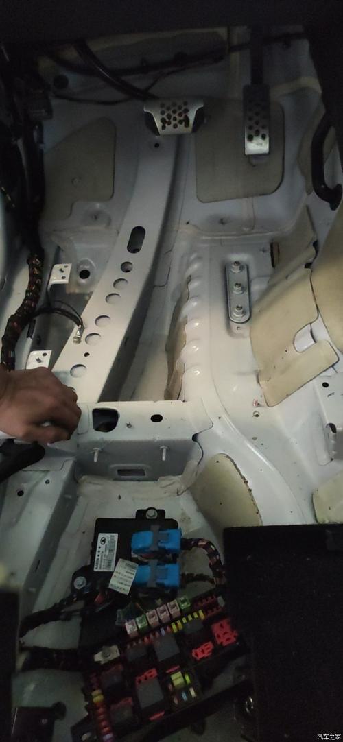 天窗排水口堵塞,导致车内进水