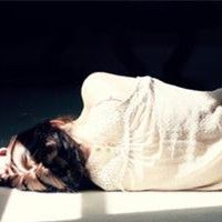 蜷缩在一个人的小小世界 伤感意境女生头像
