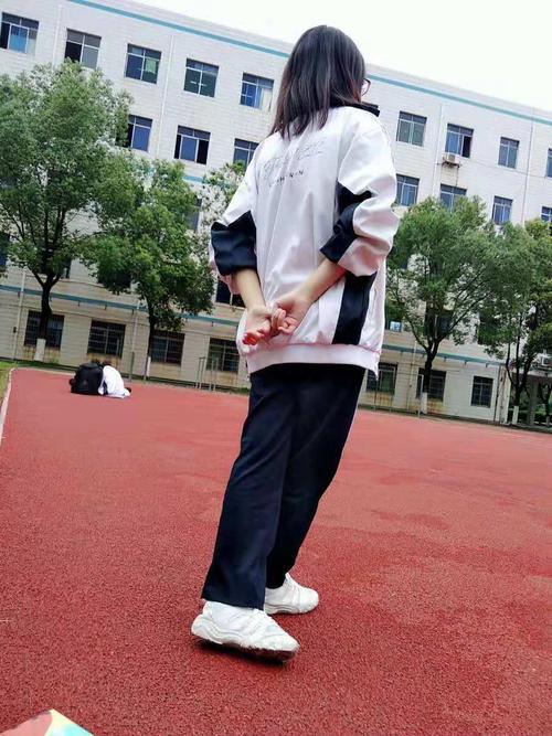 六中校服还是挺好看的