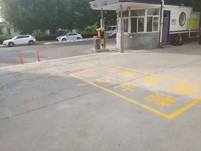 昆仑阳光龙庭:消防车通道标识线已划,消防车通道畅通.