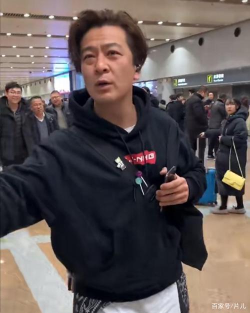42岁于毅现身机场,面对粉丝自称"老头",场面有趣