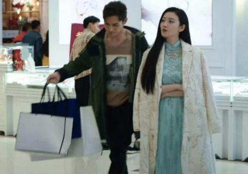 天生一手烂牌的《司藤》能出圈,全靠景甜拿了霸总剧本