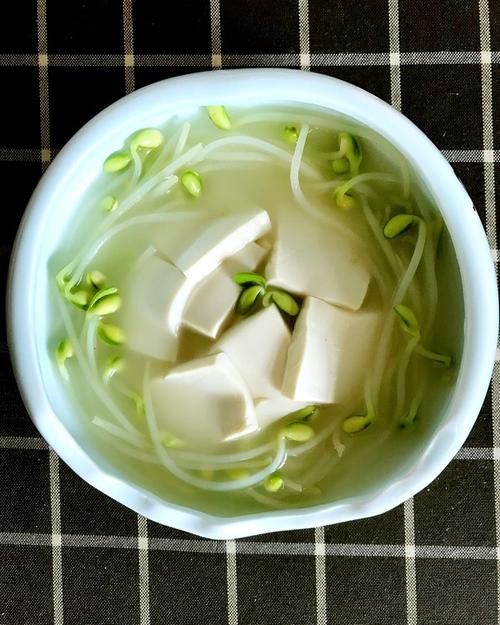 豆芽汤豆腐汤