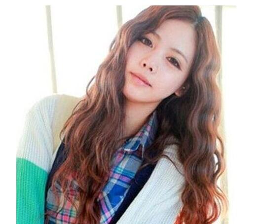 娱乐时尚——女生麦穗烫中长发发型图片教程