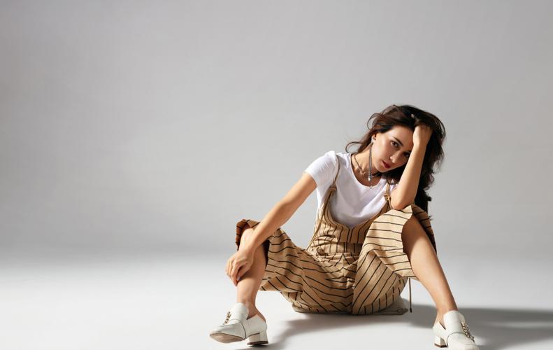 分享一组卢靖姗图片给大家,图中的明星图片壁纸会点缀你的电脑桌面