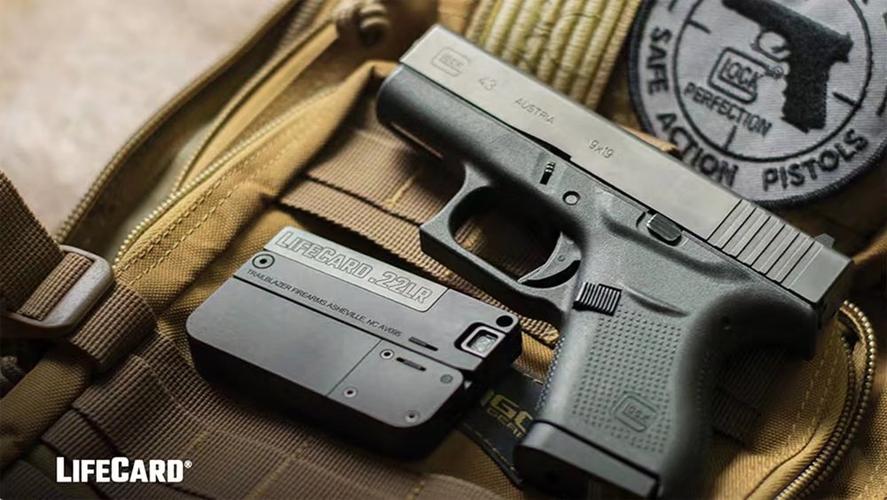 "生命卡"与现在美国最热门的自卫手枪格洛克43的对比,真的很小.