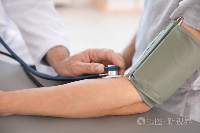 医院测量病人血压的医生