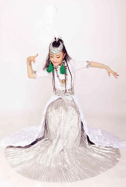 禾麻迪娜昆明为老人做慰问演出 带病演出素颜登台
