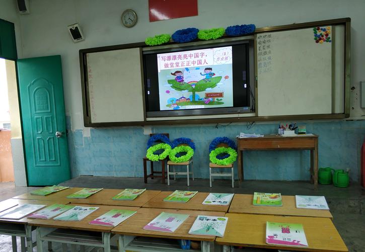 开始之际,老师和同学们利用课余时间将展台布置得简约而大方