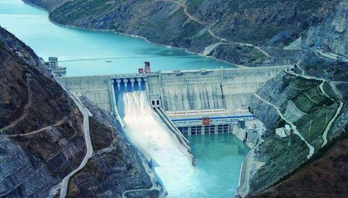 "一库八级"的说法:虎跳峡水库,虎跳峡水电站,两家人水电站,梨园水电站