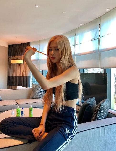 朴彩英可盐可甜太圈粉啦特别穿碎花裙更显澳洲野玫瑰的魅力