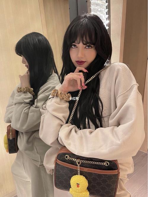 lisa, ins更新照片了,新造型真漂亮_lisa_instagram_思琳怎么样_猫咪