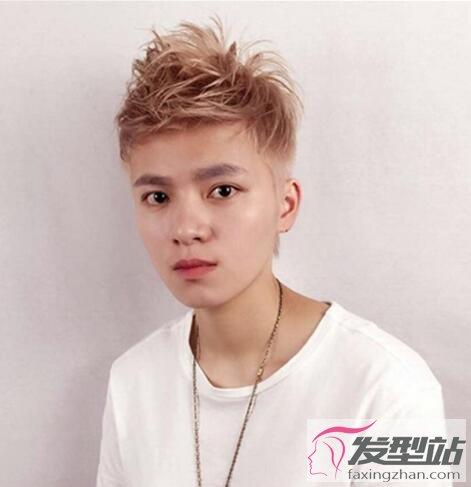 很适合年轻时尚的男生,毛碎发型在视觉上和毛寸发型类似,却也有其独特