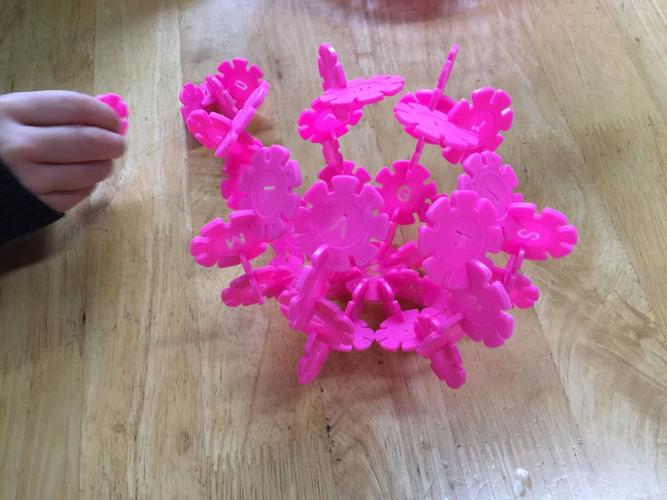 雪花片?灯笼?
