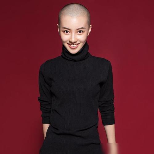 拍戏嫌弃农村井水脏,换140桶矿泉水,如今靠"剃光头"洗白自己|演员