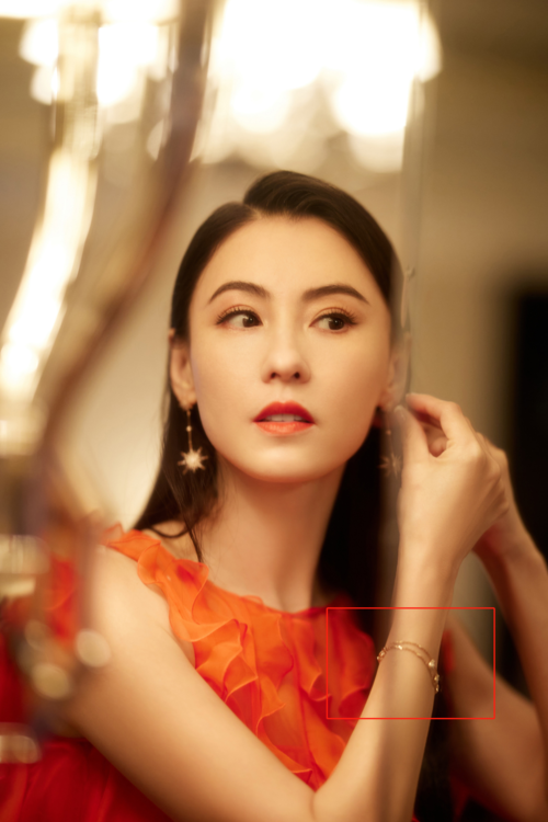 张柏芝穿薄纱长裙出席活动,尽显气质惊艳众人,4万元手链戴手上