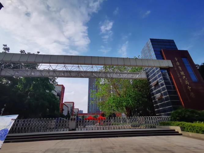 2021年重庆中考现场报道鲁能巴蜀中学考点