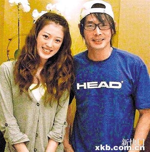 2014-03-21 03:14 据台湾媒体报道,黄品源去年7月和结婚17年的妻子