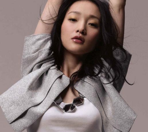 原创出席活动的周迅,第一张照片穿衣单调,网友:够疯狂的