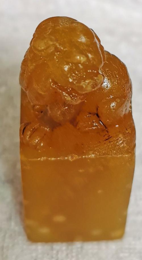 0厘米 此方田黄石,鲜亮鸡油黄,,通灵莹润,透明起冻,不失为田黄珍品