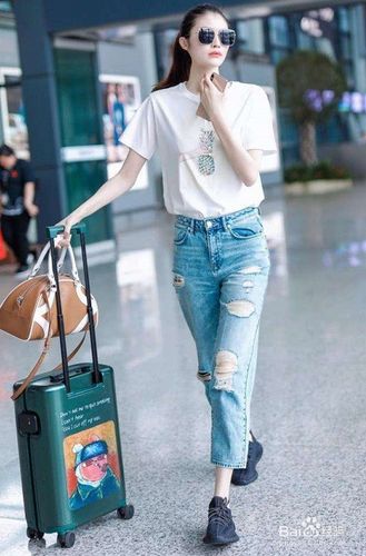 > 服饰 米白色的椰子鞋虽然不耐脏,但是很洋气,可以搭配裙子,短裤或者