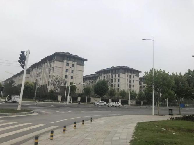 ok,话说回来,大多北龙湖的房子都是在市区开了城市展厅,我们去了一