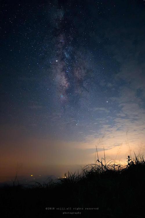 凝望夜空