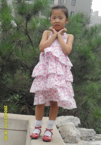 爱穿摆裙的小女孩