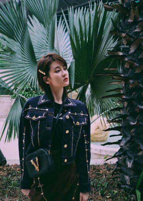 原创乔欣终于剪短发波波头新发型穿衬衫嫩得像学生美回18岁