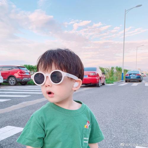 你们看过抖音里这个叫快快的小男孩吗?好可爱啊(.