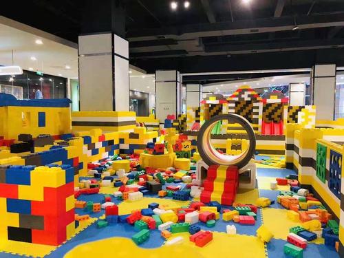 用彩色积木搭建起来的通话王国,是时下较火的儿童游玩项目