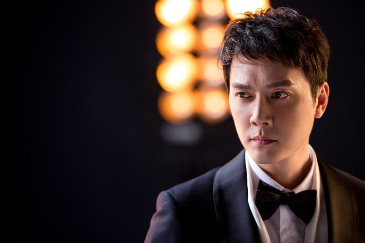 冯绍峰也算又帅又有演技的男明星吧