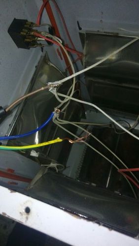 谁知道电烤火炉电源线上的黄绿线接哪里?求高手指点.